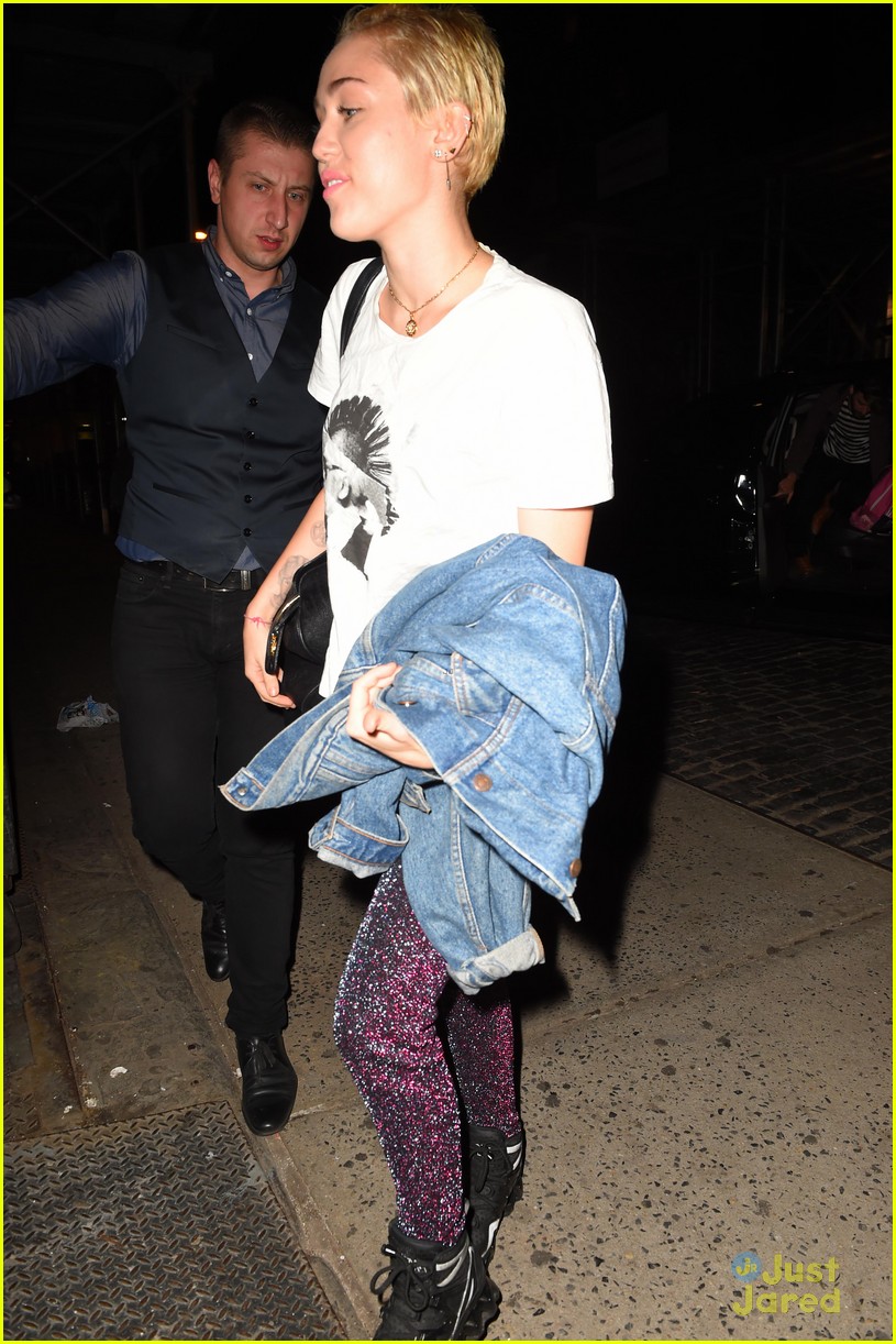 miley cyrus greets fans outside nyc hotel 22