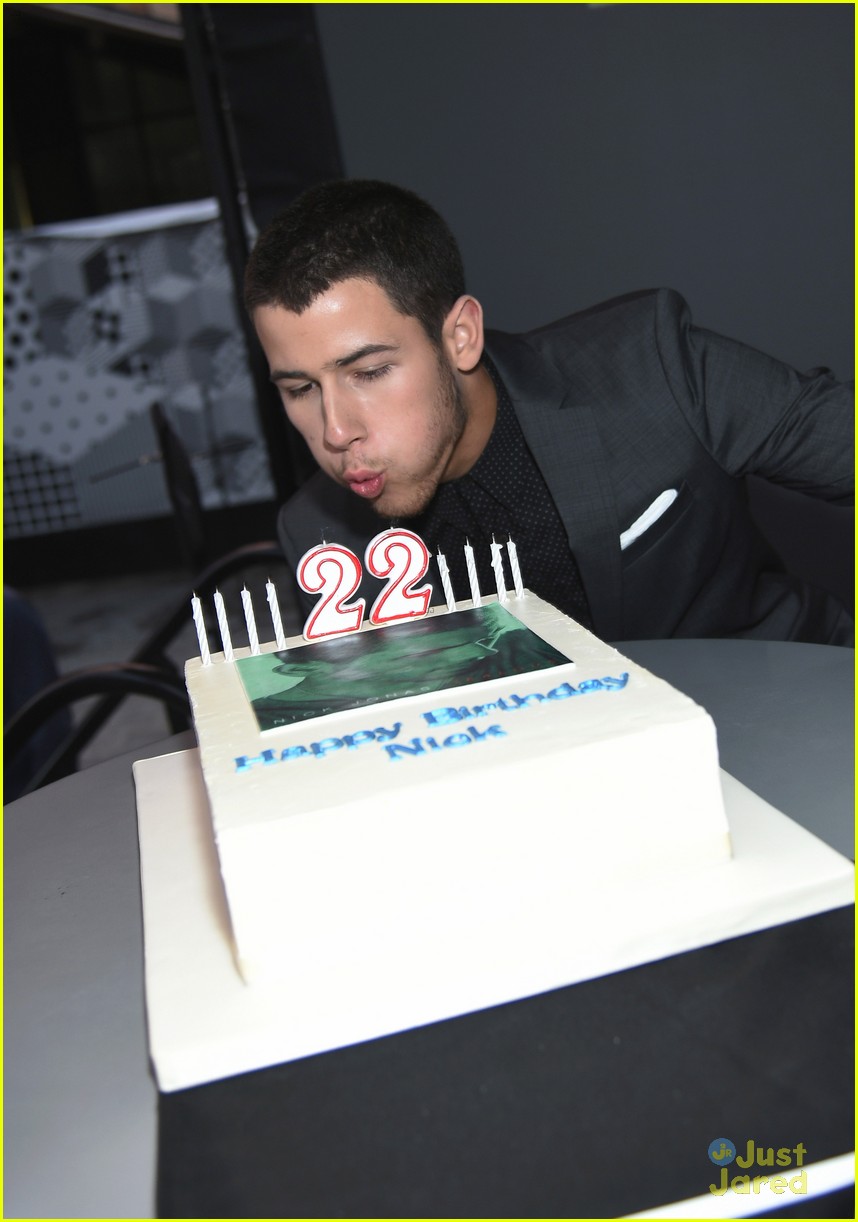 nick jonas doesnt wear purity ring anymore 01