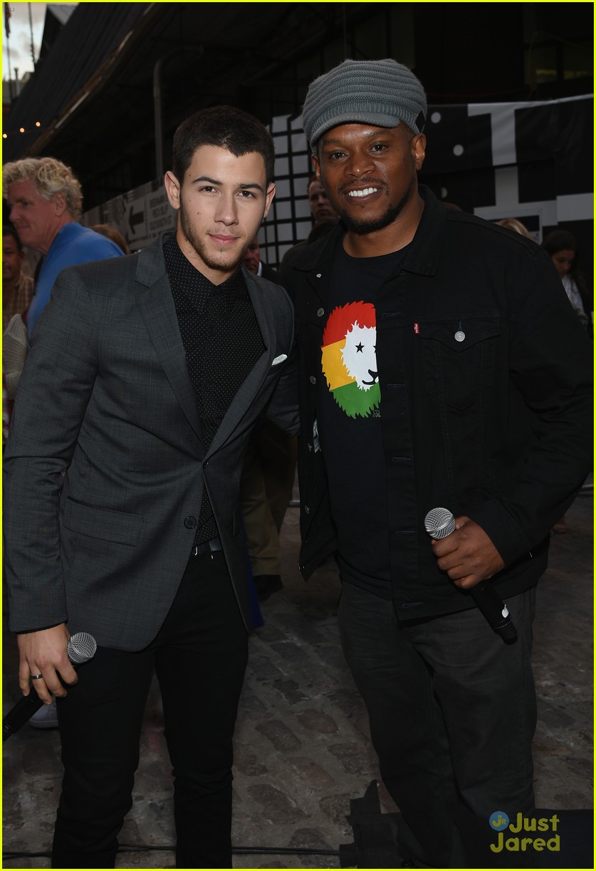 nick jonas doesnt wear purity ring anymore 06