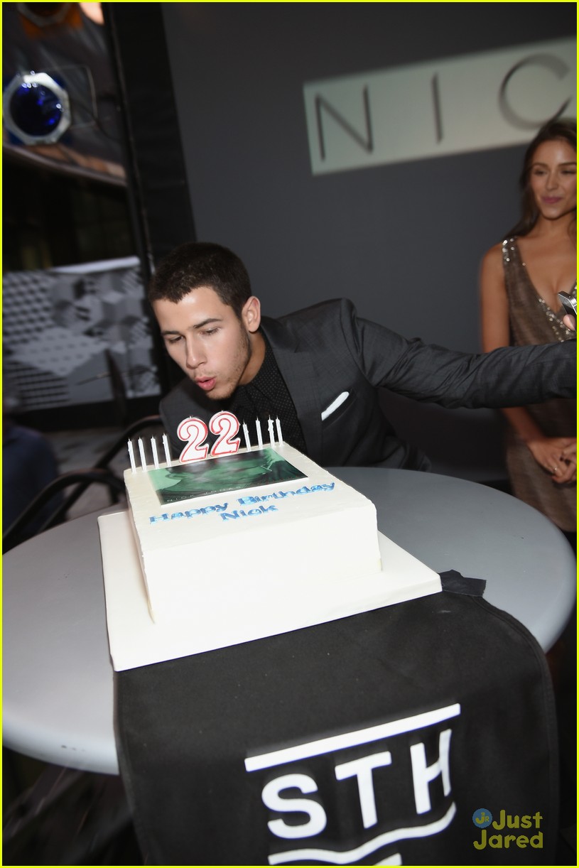 nick jonas doesnt wear purity ring anymore 10
