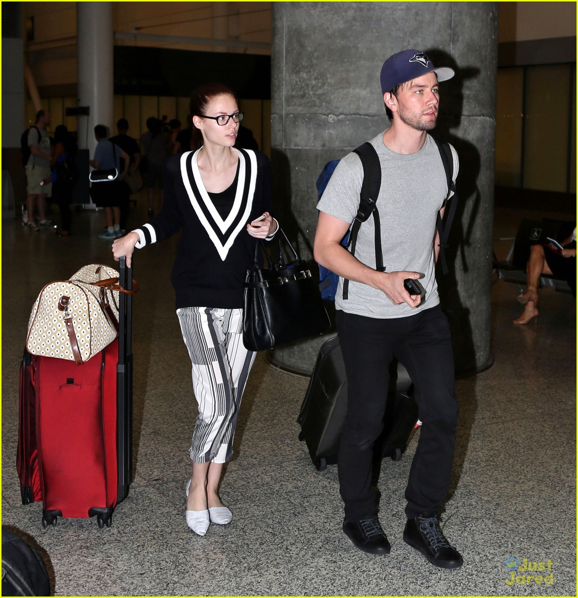 adelaide kane torrance coombs hug it out toronto airport 02