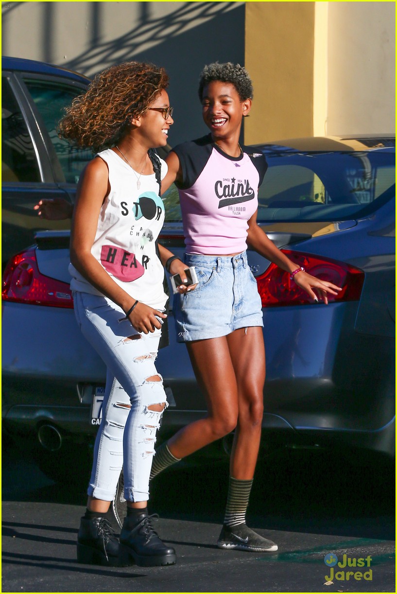 willow smith cant stop laughing at lunch 04