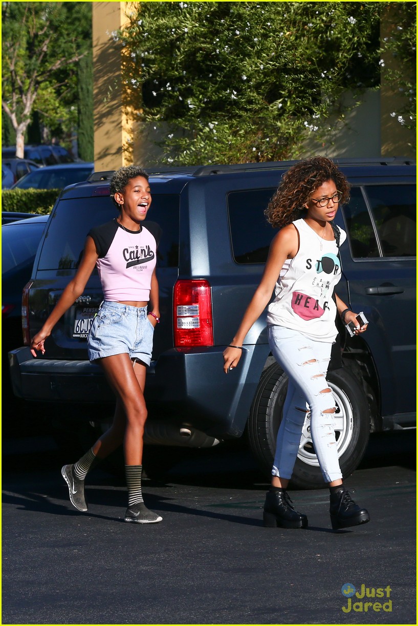 willow smith cant stop laughing at lunch 05