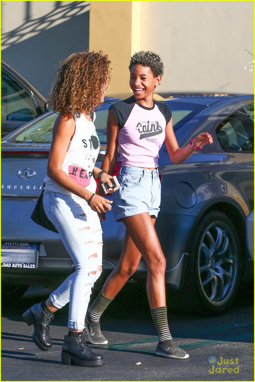 willow smith cant stop laughing at lunch 06