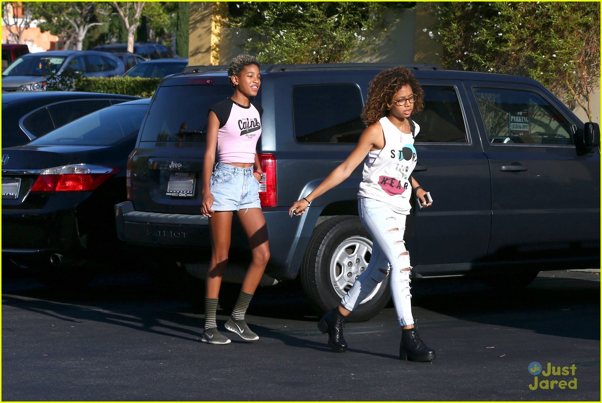 willow smith cant stop laughing at lunch 07