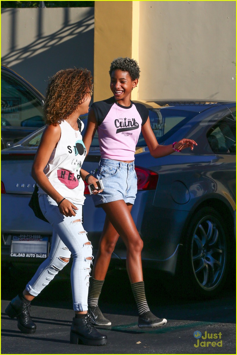 willow smith cant stop laughing at lunch 10