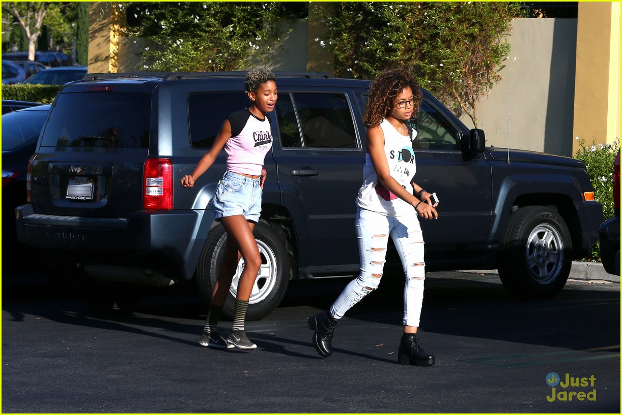 willow smith cant stop laughing at lunch 15