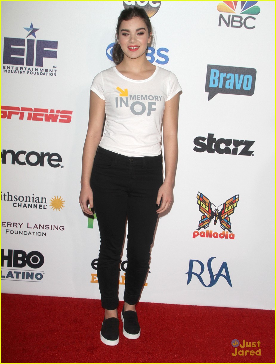 hailee steinfeld italia ricci stand up to cancer 09