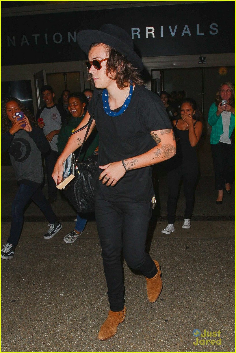 harry styles mobbed by fans lax 03