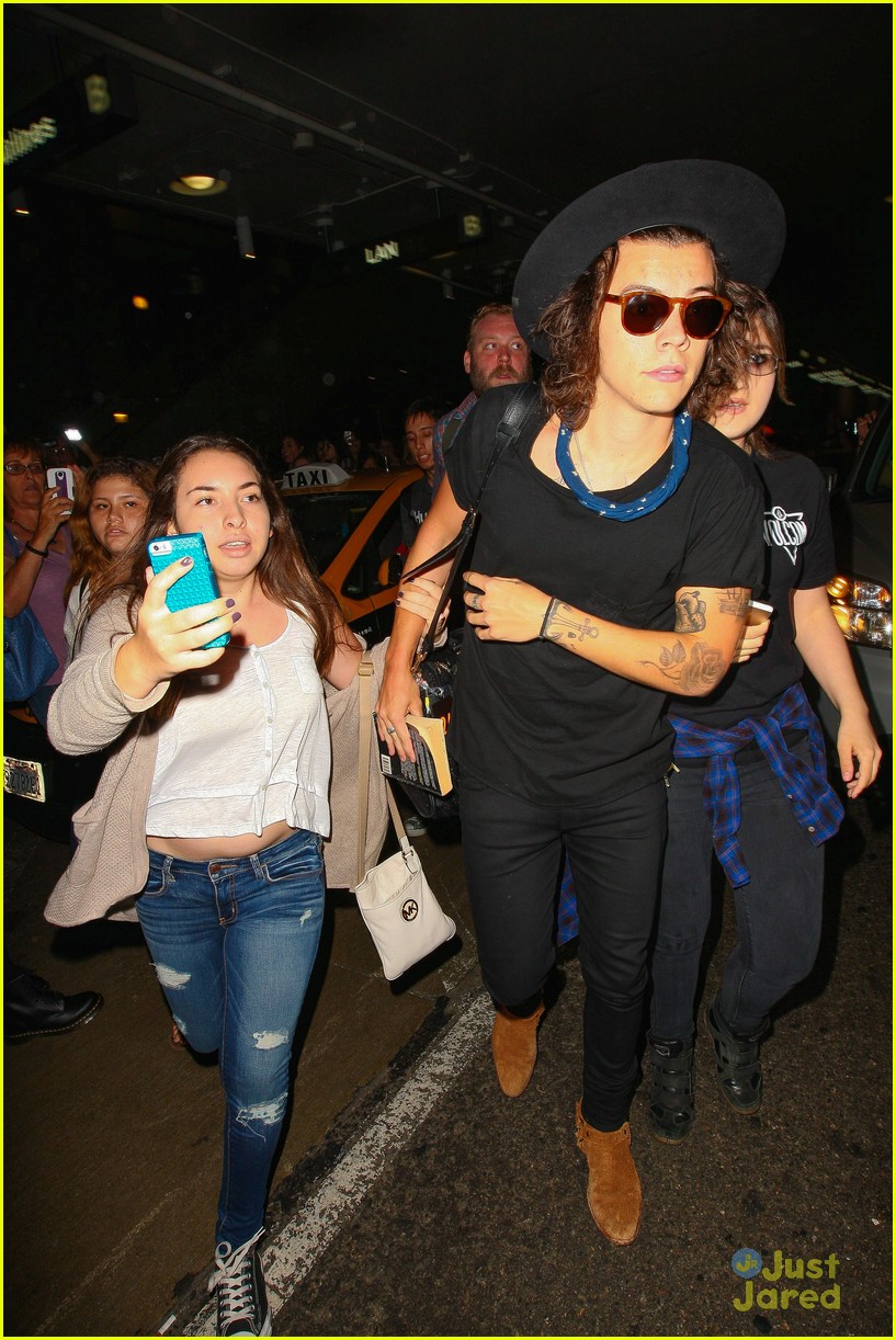 harry styles mobbed by fans lax 04
