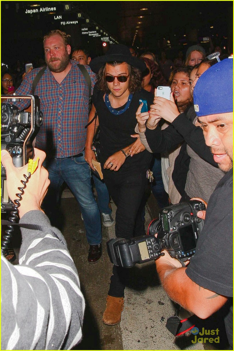 harry styles mobbed by fans lax 05