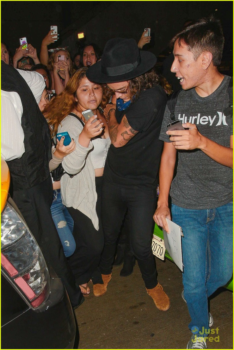 harry styles mobbed by fans lax 06