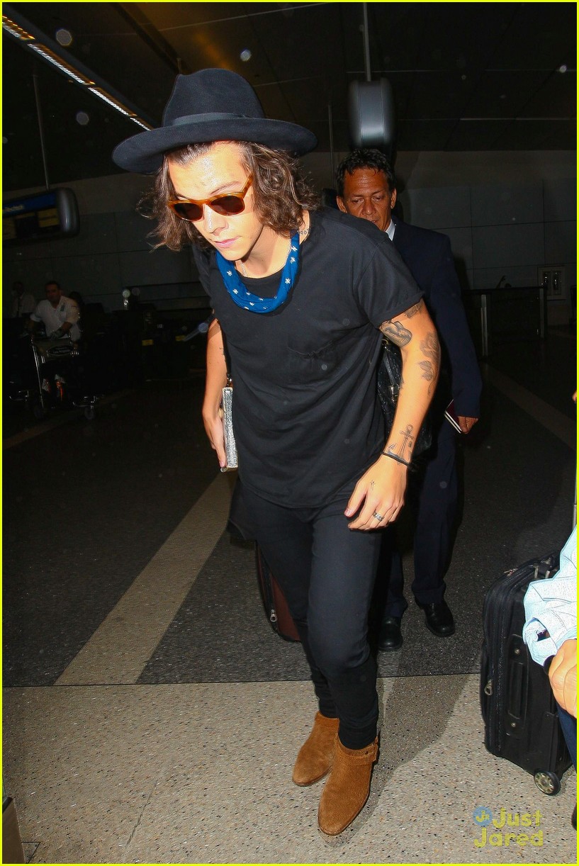 harry styles mobbed by fans lax 07