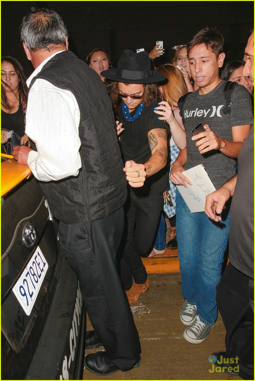 harry styles mobbed by fans lax 08
