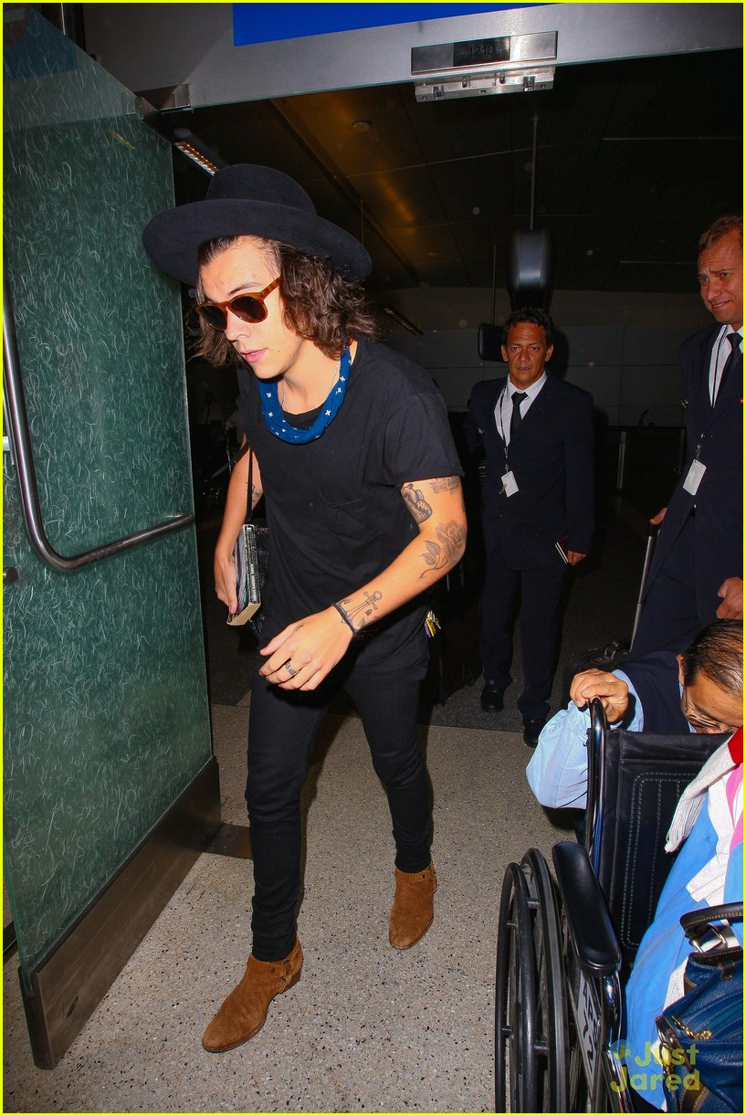 harry styles mobbed by fans lax 09