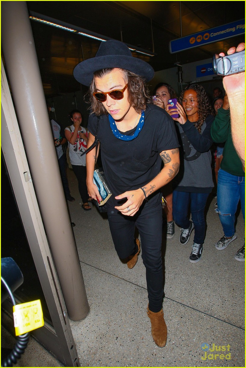 harry styles mobbed by fans lax 13