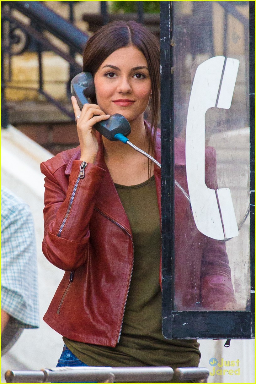 victoria justice phone booth brooklyn eye candy 01