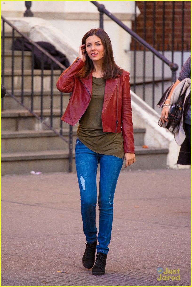 victoria justice phone booth brooklyn eye candy 02