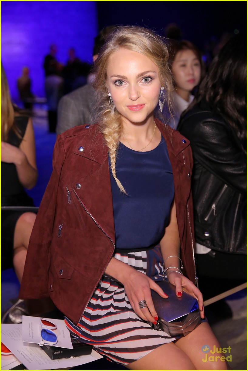 Victoria Justice & AnnaSophia Robb Go 3D with Rebecca Minkoff at NYFW:  Photo 714431 | 2014 New York Fashion Week Fall, AnnaSophia Robb, Victoria  Justice Pictures | Just Jared Jr.