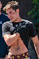 zac efron lifts up his shirt abs 02