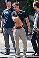 zac efron lifts up his shirt abs 05