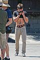 zac efron lifts up his shirt abs 08