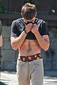 zac efron lifts up his shirt abs 10
