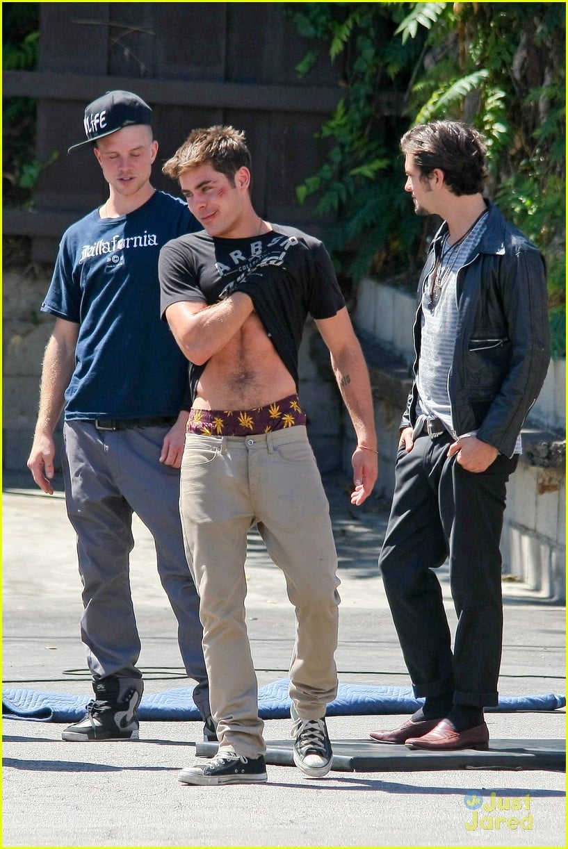 zac efron lifts up his shirt abs 05