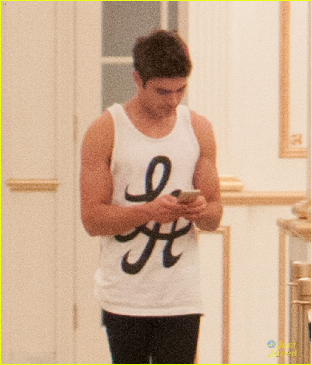 zac efron muscles we are your friends vegas 02