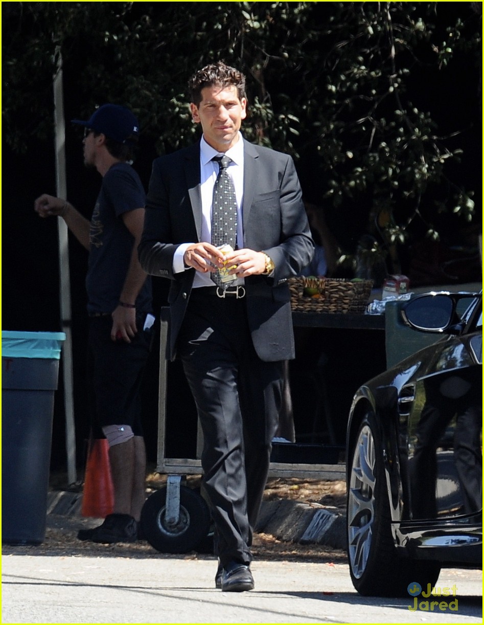 zac efron switches suit we are your friends set 04