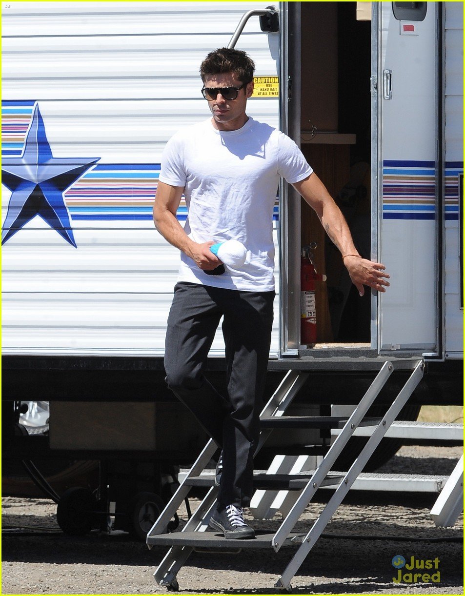 zac efron switches suit we are your friends set 06