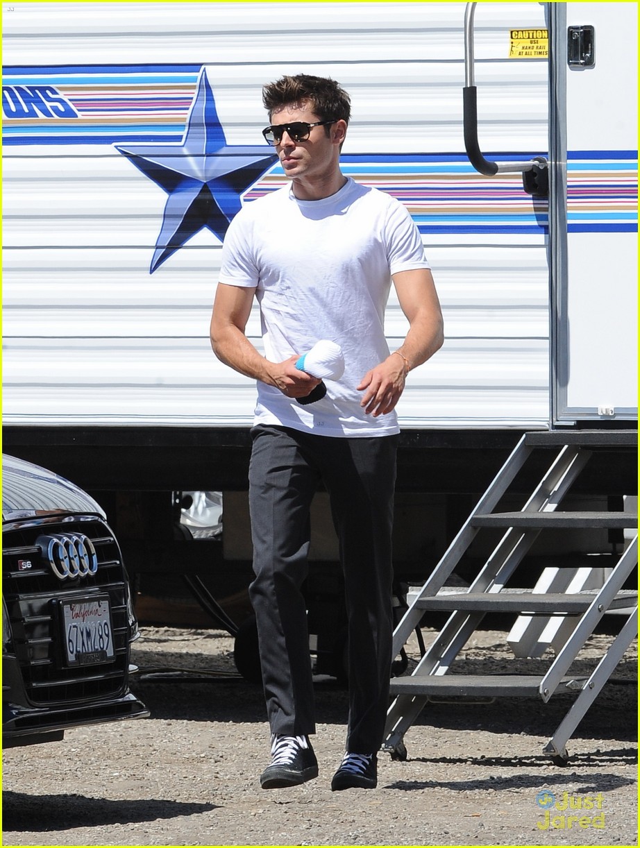zac efron switches suit we are your friends set 07