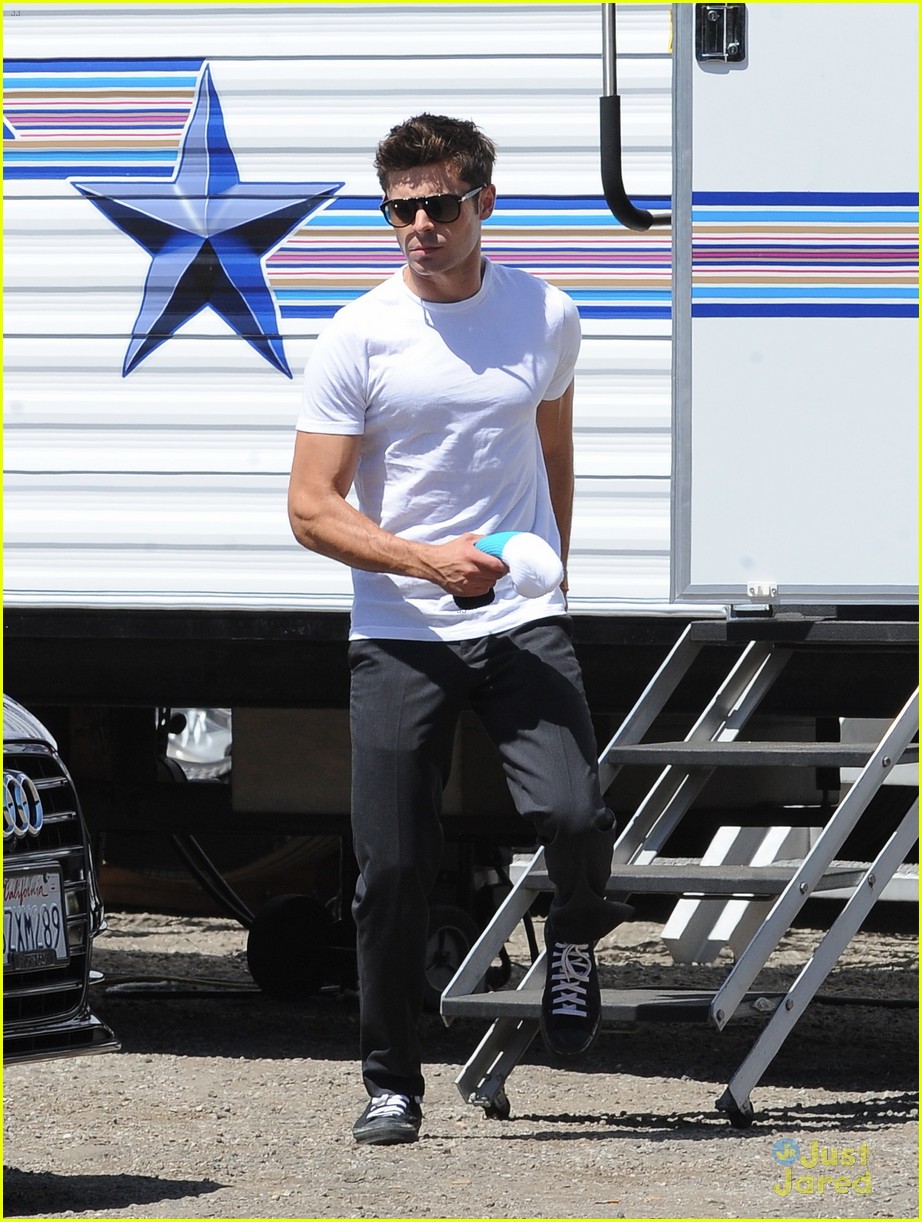 zac efron switches suit we are your friends set 08