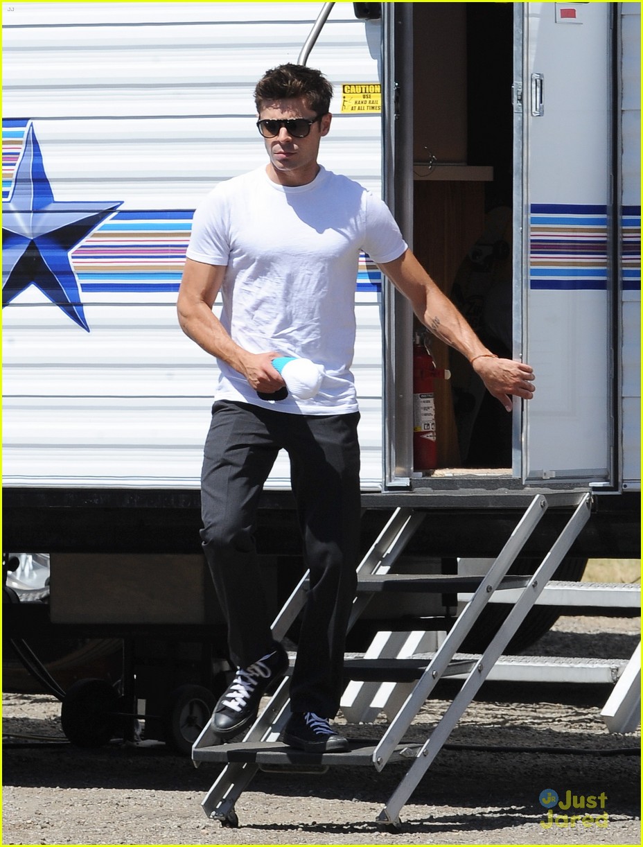 zac efron switches suit we are your friends set 09