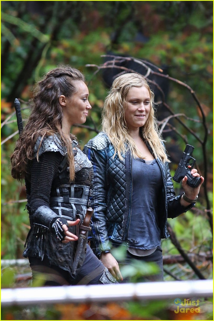 Eliza Taylor Heads Back Into The Woods on 'The 100' | Photo 736042 ...