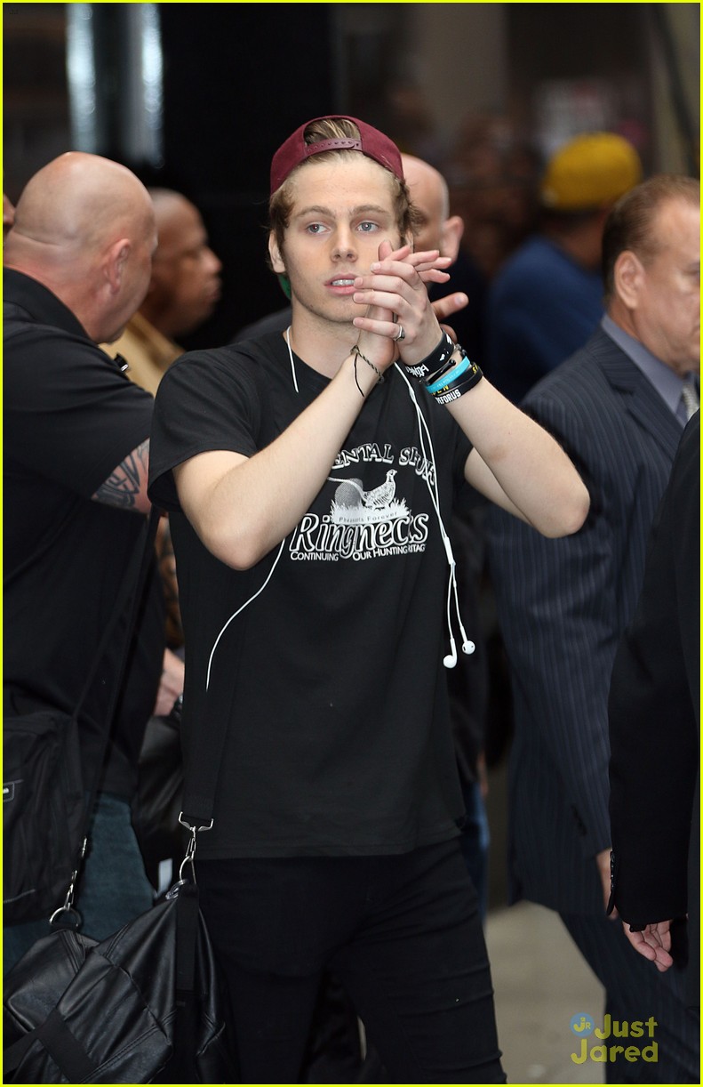 5 seconds of summer gma performance 04