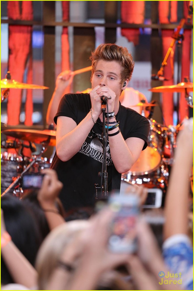 5 seconds of summer gma performance 05