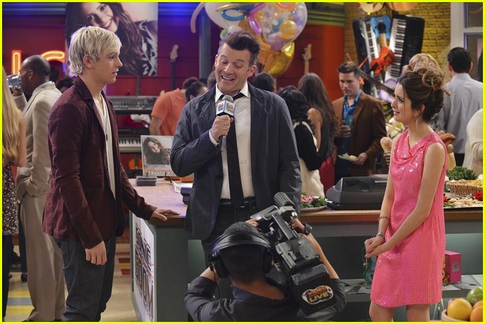 austin ally hold hands sonic boom closing 05