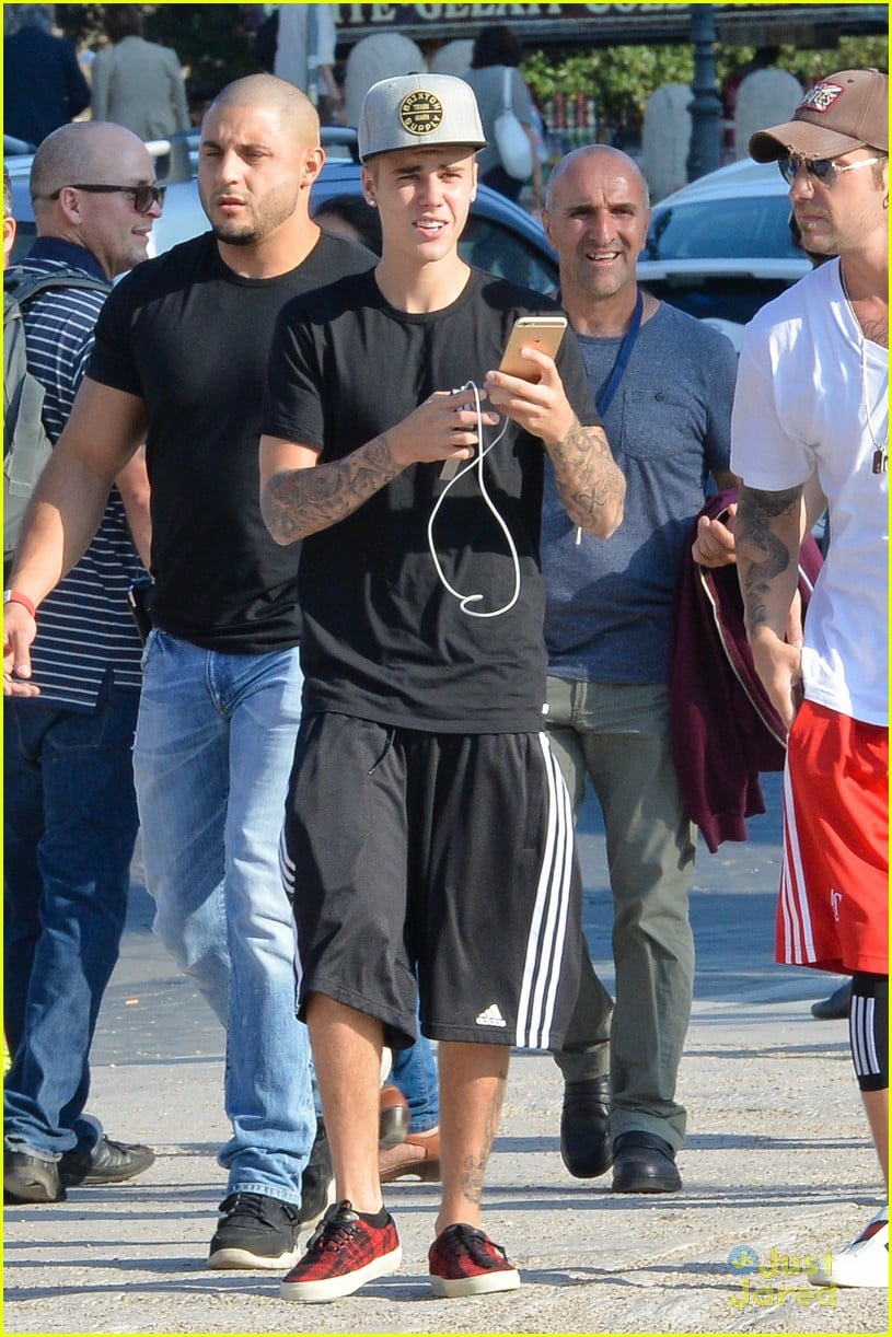 justin bieber cant help taking pics of rome 01