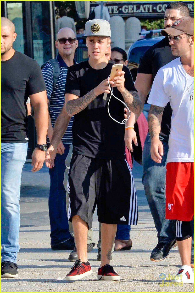 justin bieber cant help taking pics of rome 10