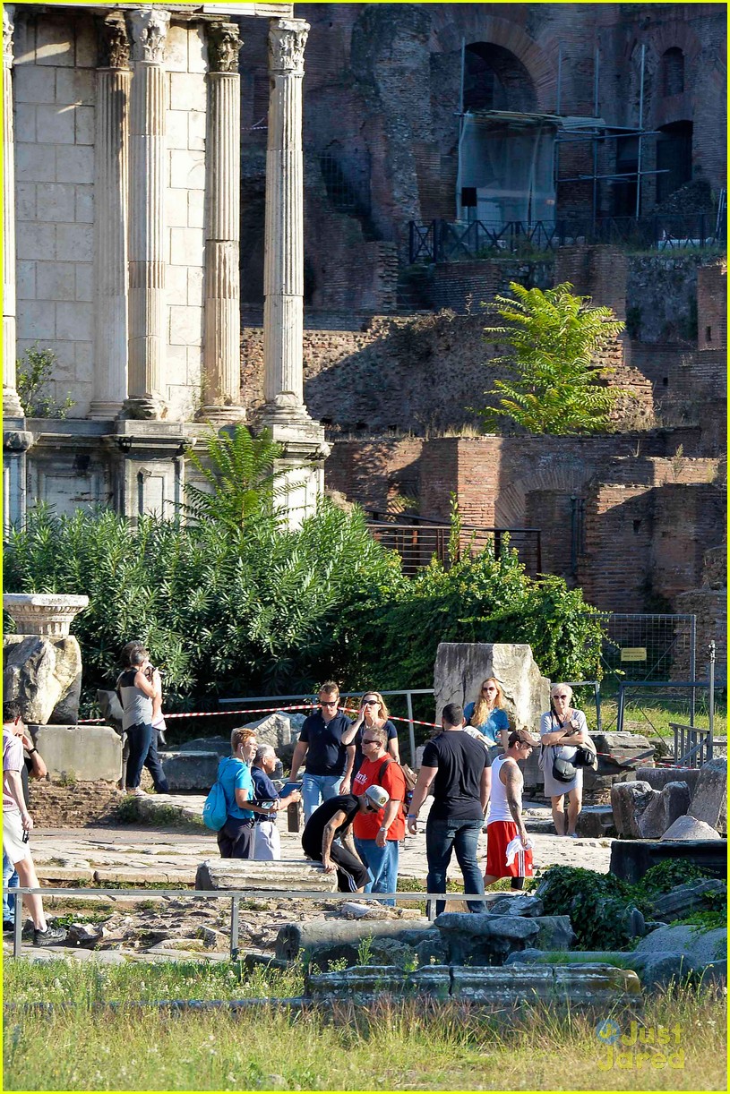 justin bieber cant help taking pics of rome 22