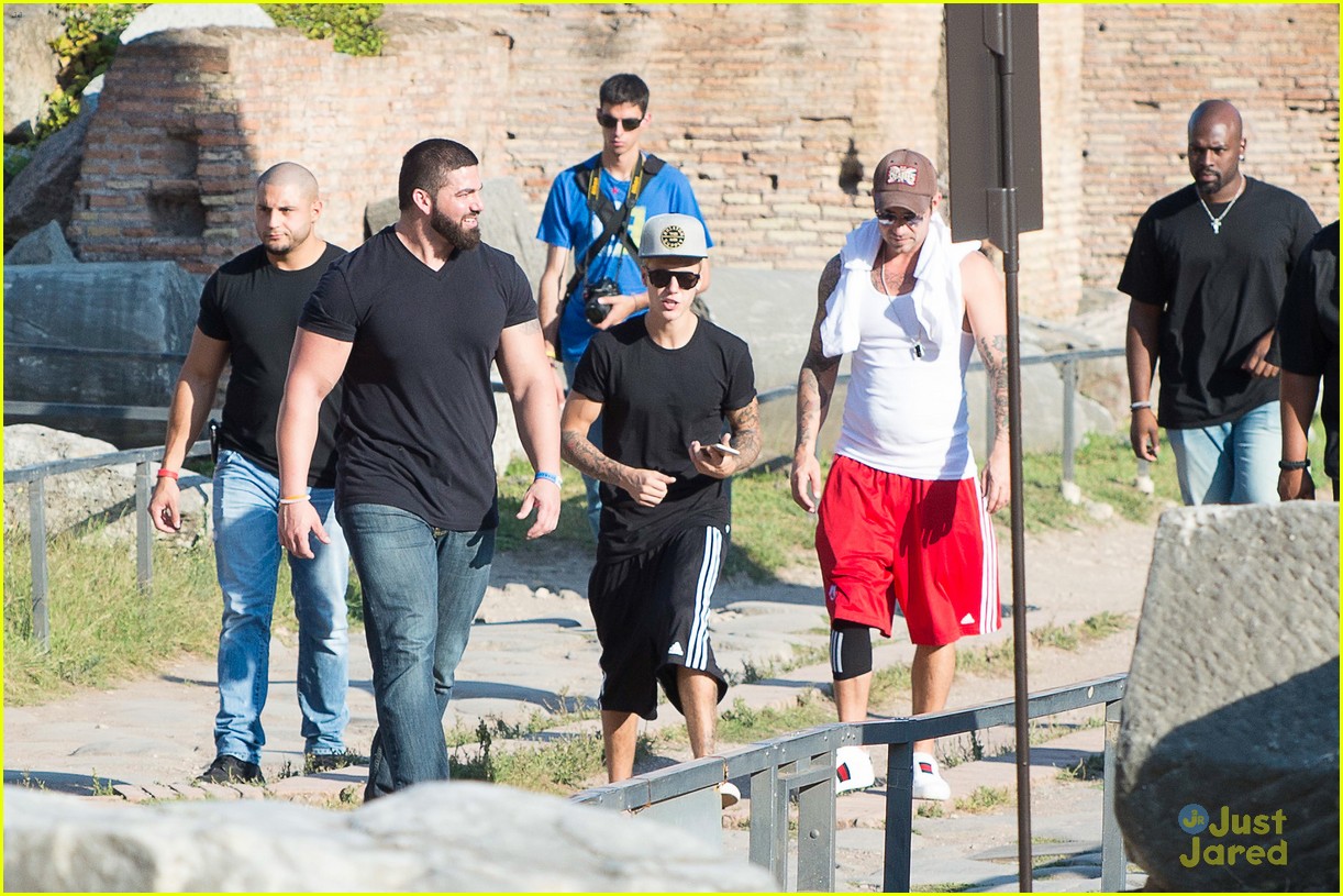 justin bieber cant help taking pics of rome 31