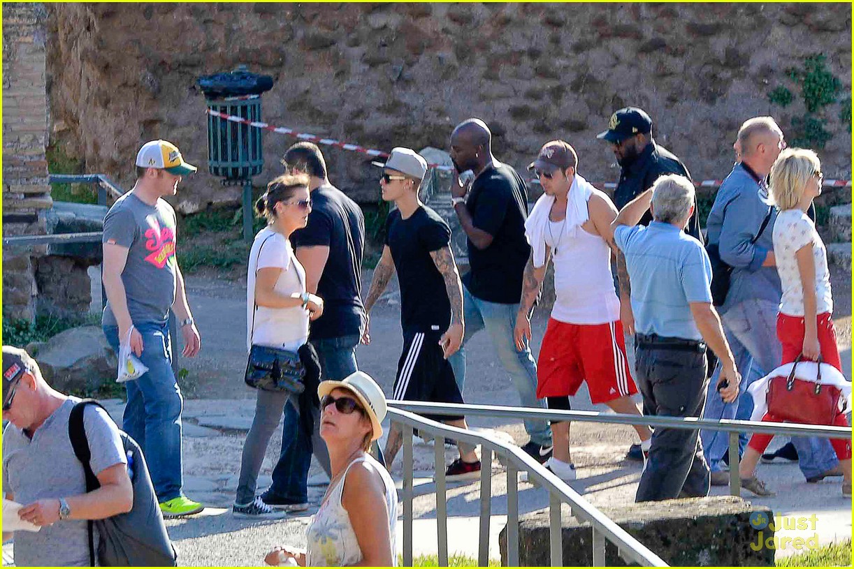 justin bieber cant help taking pics of rome 37