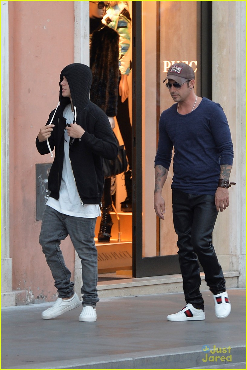 justin bieber dad jeremy become tourists in rome 01