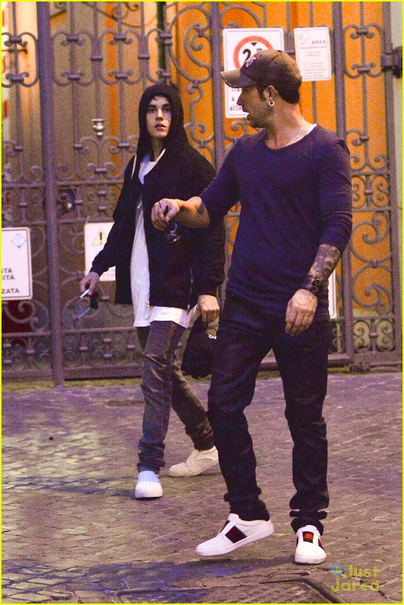 justin bieber dad jeremy become tourists in rome 05