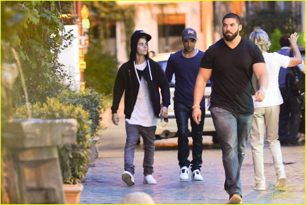 justin bieber dad jeremy become tourists in rome 20