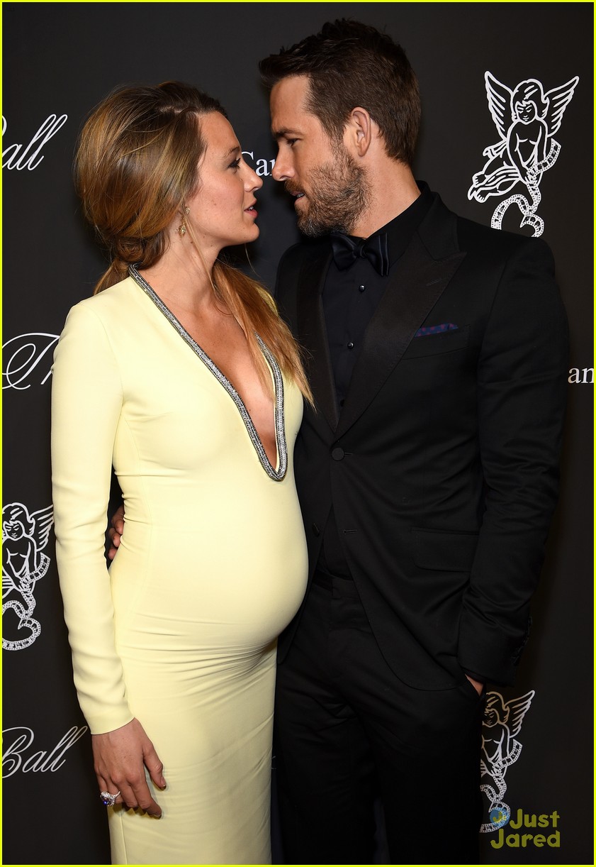 blake lively accentuates baby bump with a beaming ryan reynolds 04