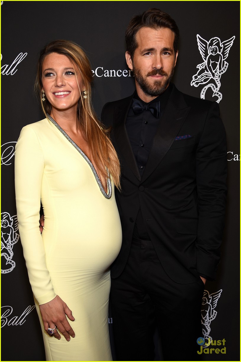 blake lively accentuates baby bump with a beaming ryan reynolds 08