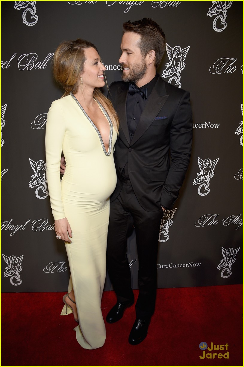 blake lively accentuates baby bump with a beaming ryan reynolds 12