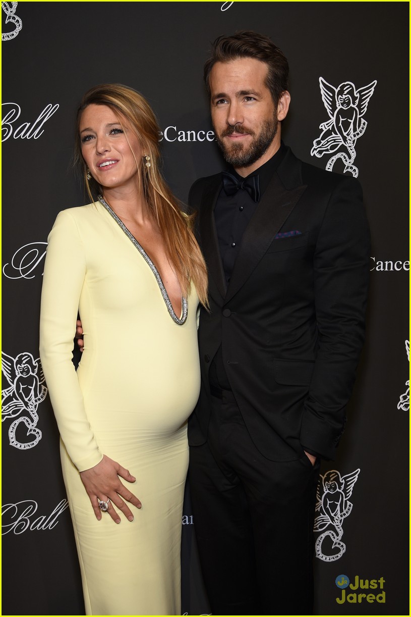 blake lively accentuates baby bump with a beaming ryan reynolds 16